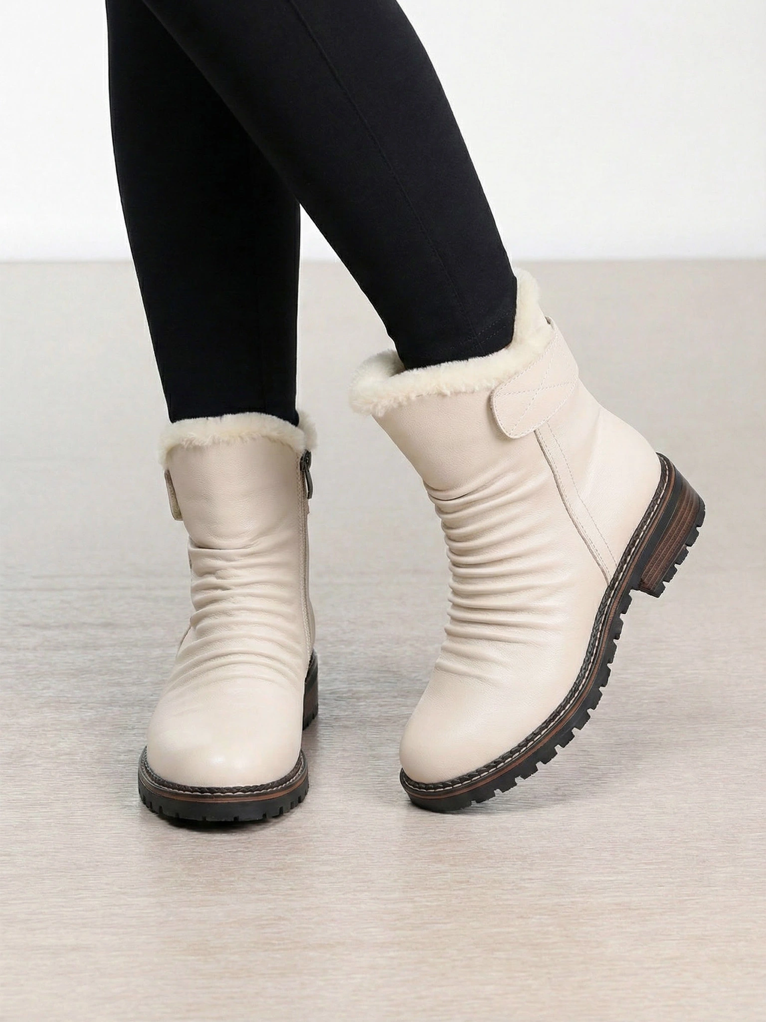 Ботинки молочного цвета на среднем каблуке